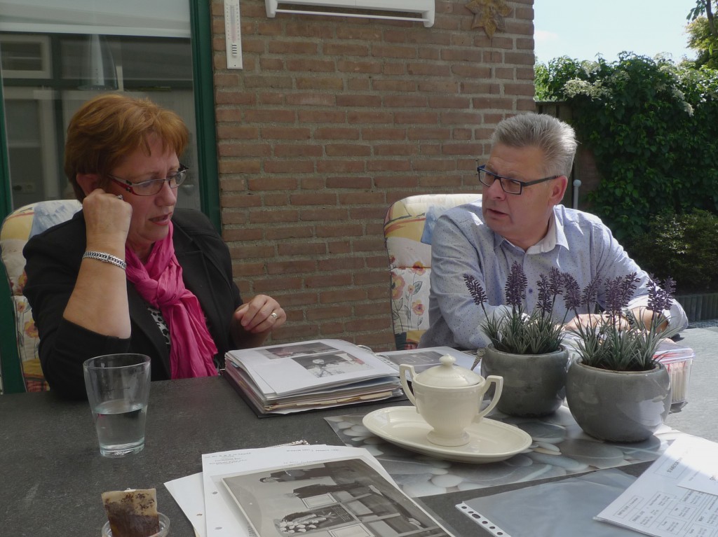 Mei 2014: in de zon achter huis van Rob en Dora Garson bladeren en praten we door twee eeuwen Joods-Nederlandse geschiedenis heen.