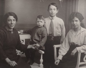 Kort na het overlijden van Robs grootvader Minko Garson (1874-1923) uit Winsum: grootmoeder Johanna, vader Maarten, oom Garson en tante Martina. 