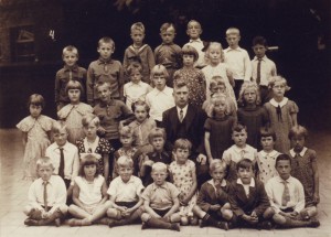 1943, klas 4 van de openbare lagere school aan het dorpsplein (nu bibliotheek). Op de eerste rij rechts zit Issy (Israel) de Vries en op de vierde zij rechts staat zijn jongere broertje Sophius.